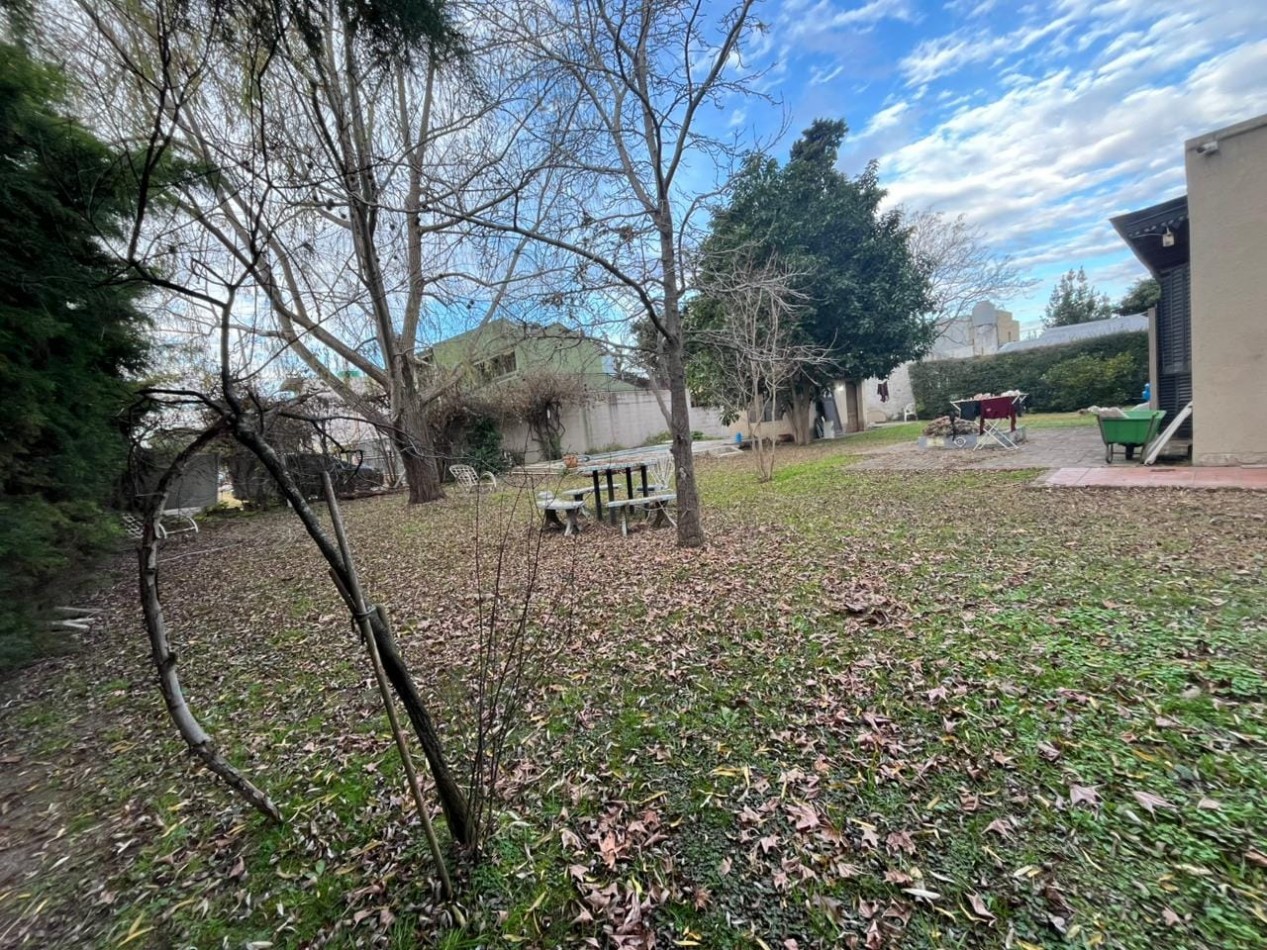 GRAN LOTE EN ESQUINA DE 1.120 M² CON CHALET - IDEAL INVERSORES Y DESARROLLADORES | ITUZAINGO NORTE