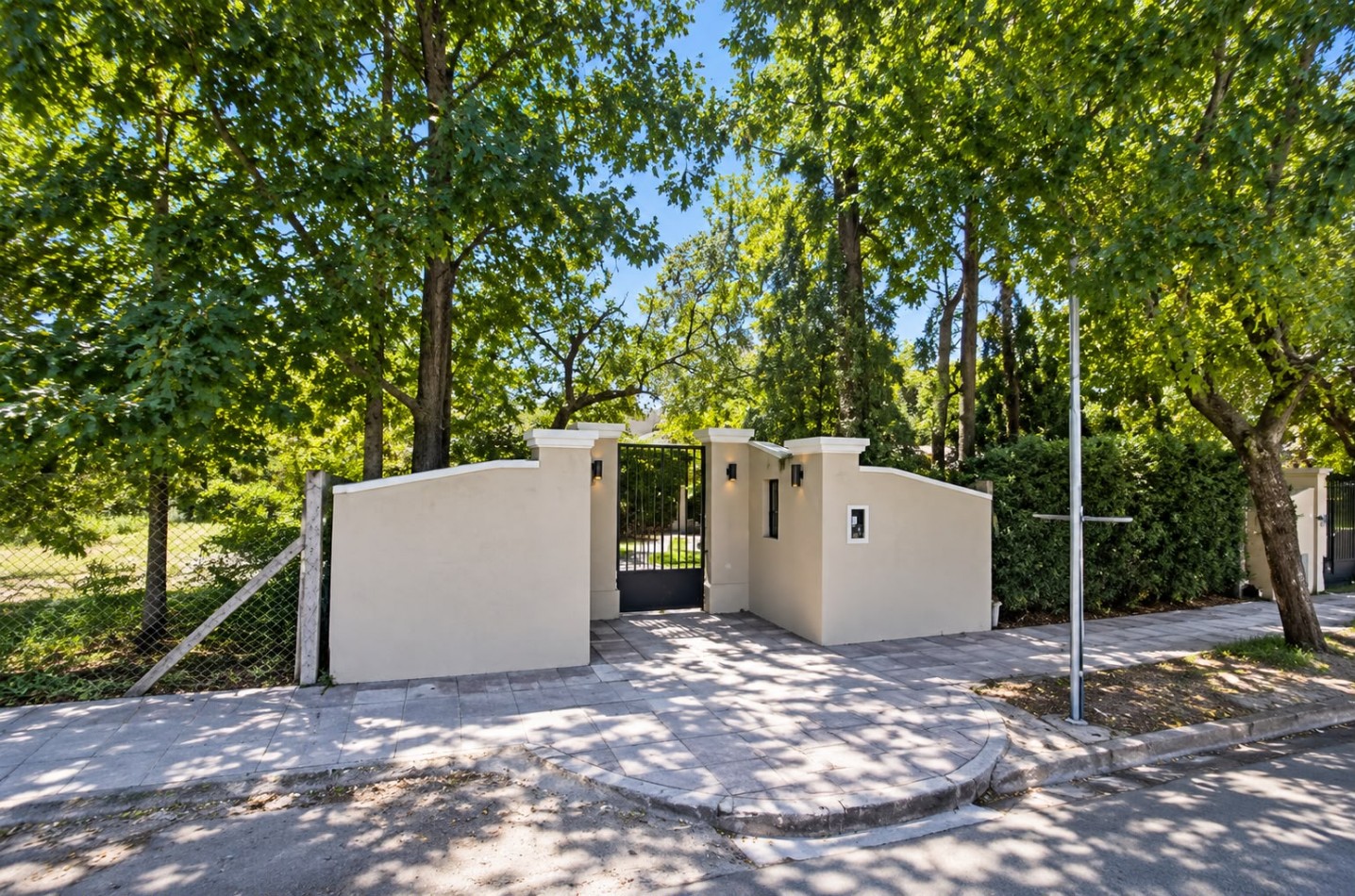 GRAN LOTE EN ESQUINA DE 1.120 M² CON CHALET - IDEAL INVERSORES Y DESARROLLADORES | ITUZAINGO NORTE