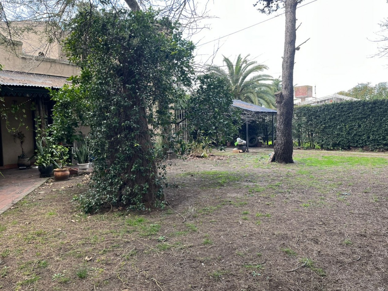 GRAN LOTE EN ESQUINA DE 1.120 M² CON CHALET - IDEAL INVERSORES Y DESARROLLADORES | ITUZAINGO NORTE