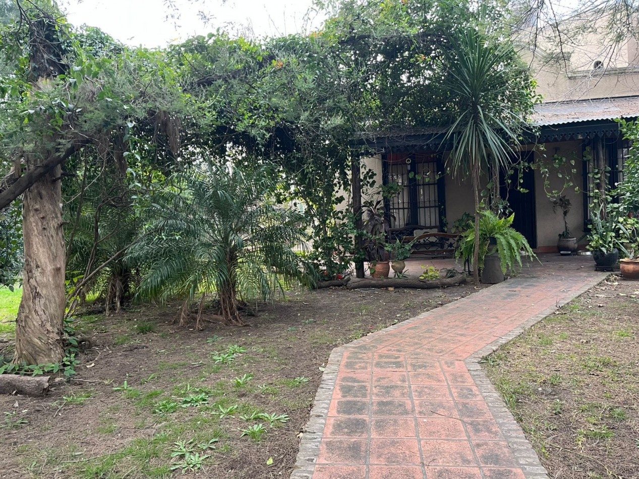 GRAN LOTE EN ESQUINA DE 1.120 M² CON CHALET - IDEAL INVERSORES Y DESARROLLADORES | ITUZAINGO NORTE