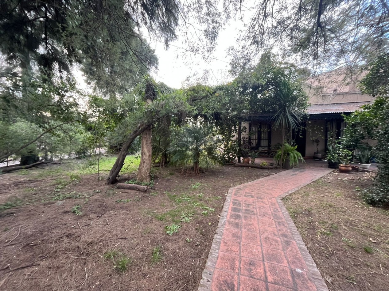 GRAN LOTE EN ESQUINA DE 1.120 M² CON CHALET - IDEAL INVERSORES Y DESARROLLADORES | ITUZAINGO NORTE