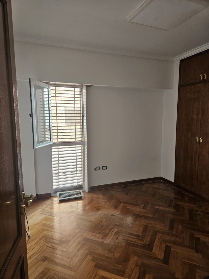Alquiler Piso de 5 Ambientes C/Cochera en el Centro de Castelar Norte