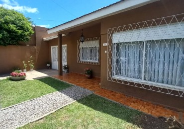 Casa 3 ambientes con parque, pileta y cochera - Ituzaingo