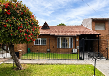 Chalet 5 Amb C/Cochera Y Fondo Libre En Ituzaingo Norte Apto Credito