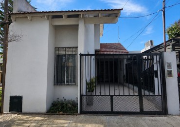 PH tipo casa de 4 ambientes con entrada independiente, cochera y amplio patio en Castelar Norte