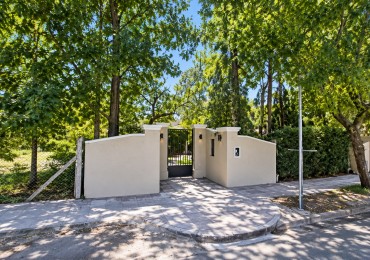 GRAN LOTE EN ESQUINA DE 1.120 M² CON CHALET - IDEAL INVERSORES Y DESARROLLADORES | ITUZAINGO NORTE